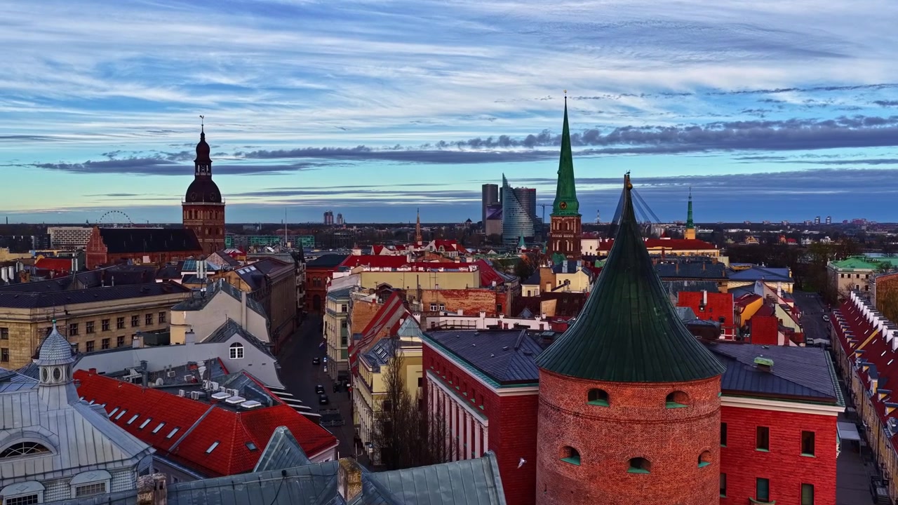 La storica Torre delle Polveri di Riga e la Cattedrale di Riga si ergono sopra i tetti, mostrando un bellissimo skyline medievale a Riga, Lettonia - Ripresa panoramica verso l'alto