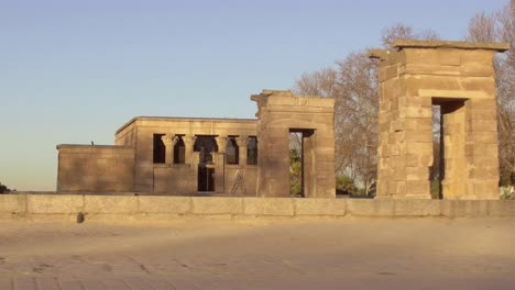 Tempel-Von-Debod,-Madrid,-Kardanische-Bewegung