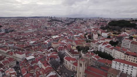 Volando-Sobre-Lisboa,-Portugal-Cerca-De-La-Catedral-De-Lisboa,-Se-De-Lisboa