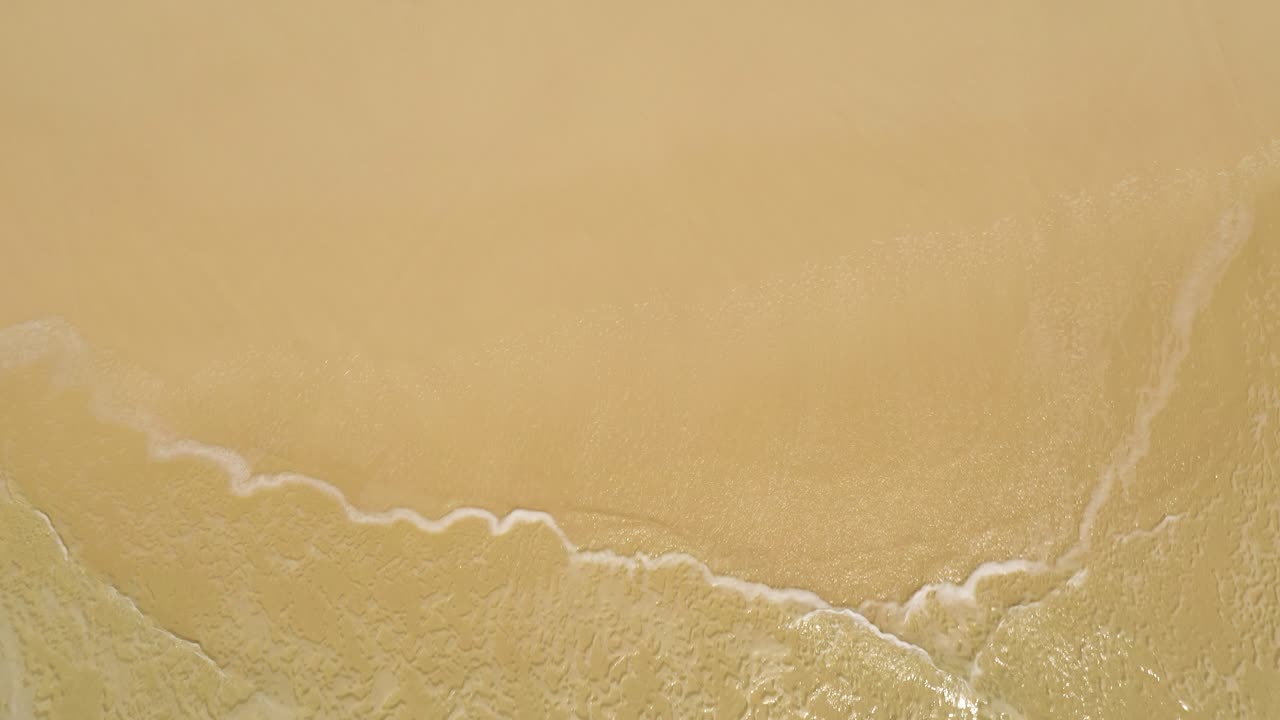 모래 해변에서 바다 파도의 조감도