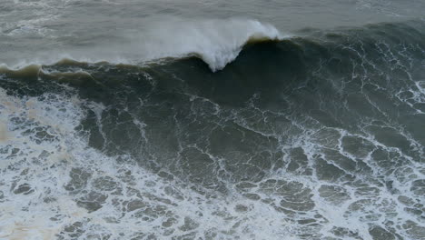 powerful ocean waves crushing and splashing