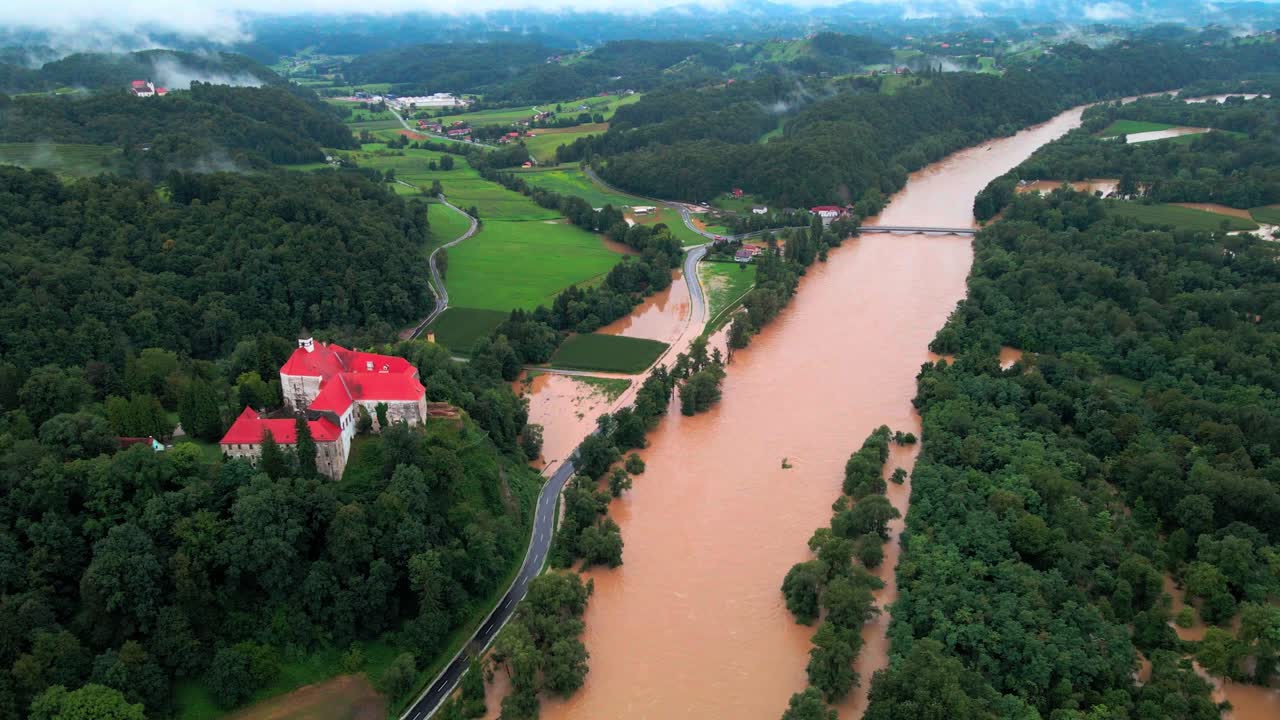 8월 슬로베니아의 포드라비에 지역의 끔찍한 4k 드론 영상