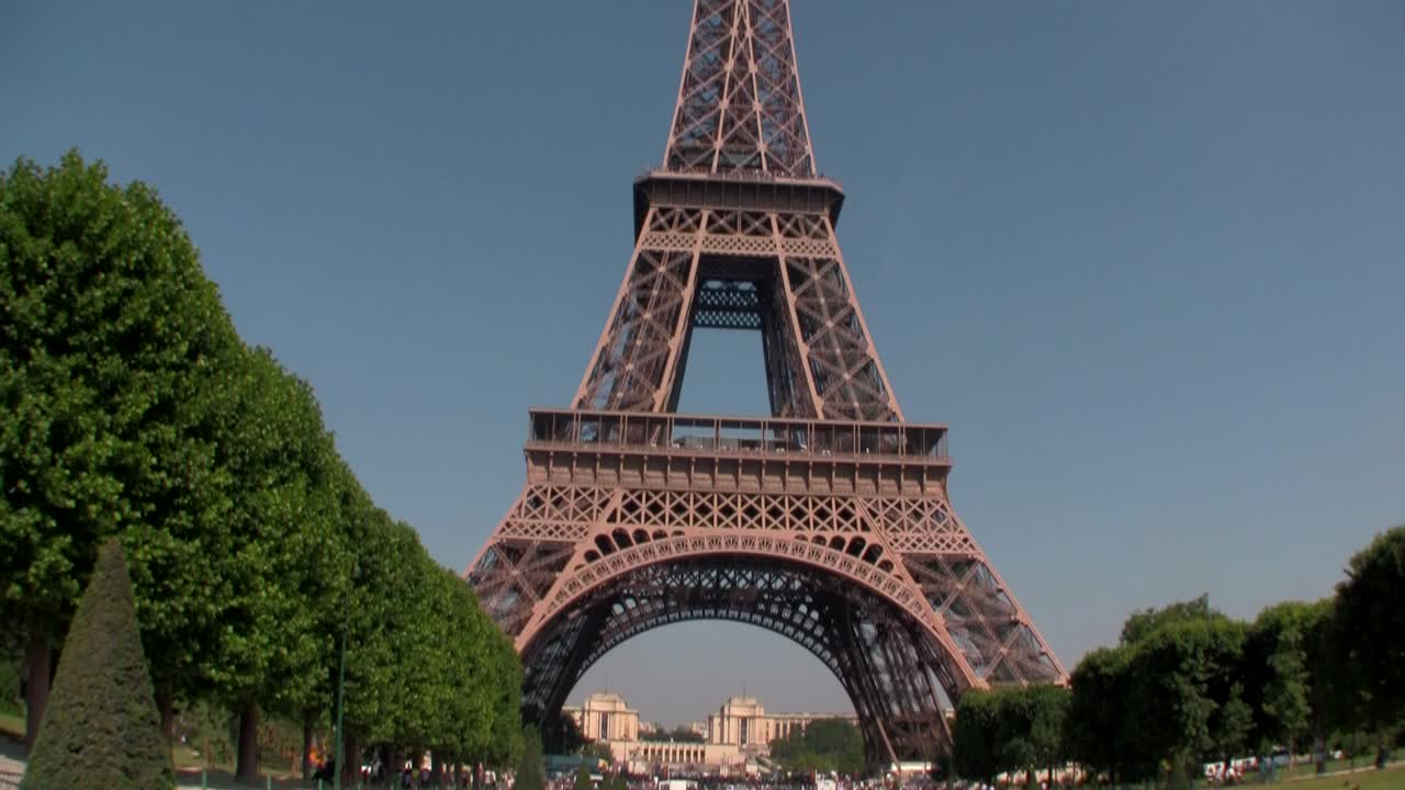 inclinación de mano hasta la torre eiffel paris 1
