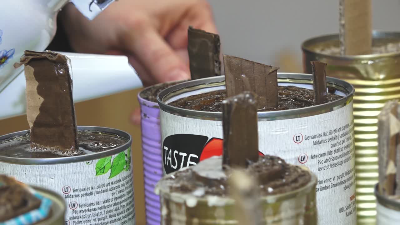 참호 양초는 자원 봉사 도우미가 만듭니다.