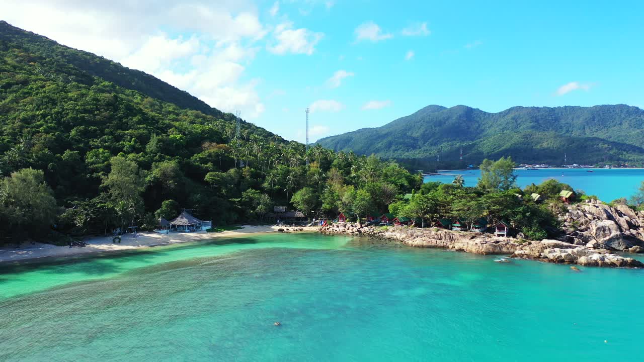 태국에서 평온한 르키즈 라구너에 의해 여있는 바위 위에 해변 오두막과 함께 열대 섬의 평화로운 해안선