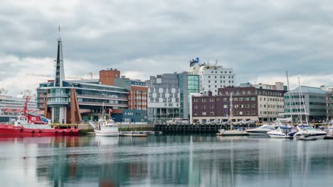 vista de un puerto deportivo en tromsø, al norte de noruega