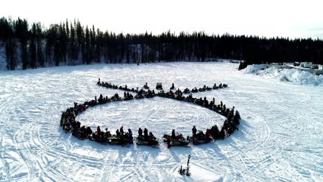 Paseo-En-Máquina-De-Nieve-De-Alaska-Para-El-Cáncer.-Petersville,-Alaska