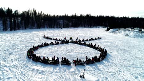 paseo en máquina de nieve de alaska para el cáncer. petersville, alaska