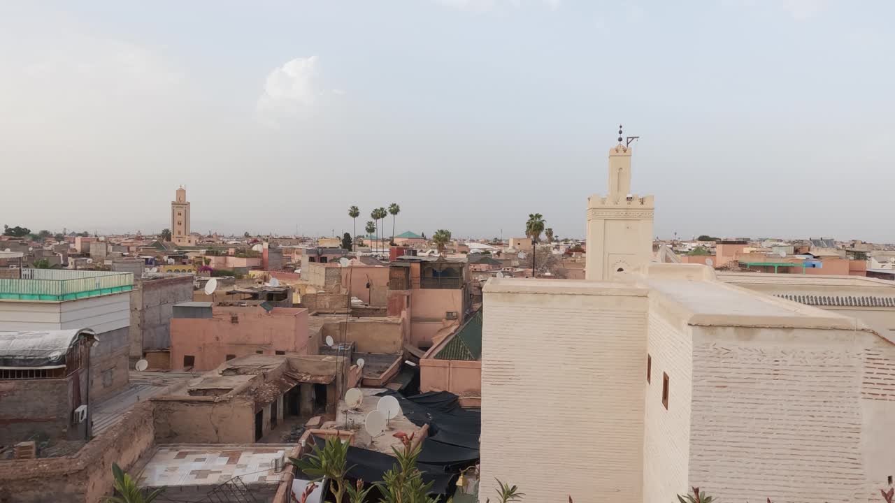 vista panorámica de los tejados y la ciudad antigua de marrakech, marruecos, desde arriba