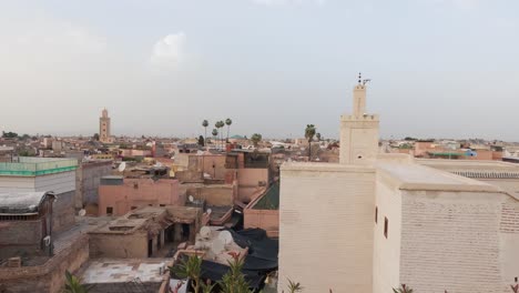Vista-Panorámica-De-Los-Tejados-Y-La-Ciudad-Vieja-De-Marrakech,-Marruecos,-Desde-Arriba