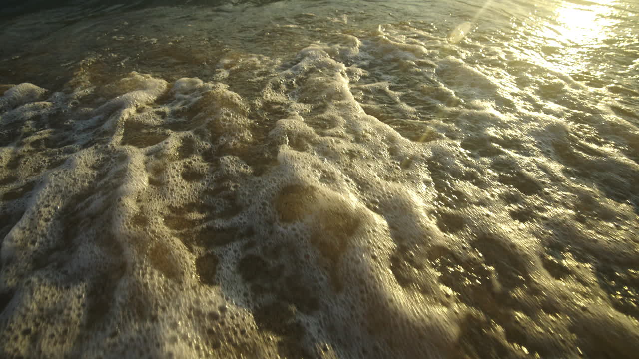 해가 지면 해변에 부히는 파도