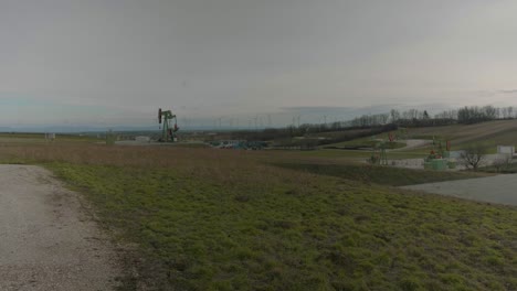 Toma-Panorámica-Rápida-De-Varias-Torres-De-Perforación-De-Petróleo