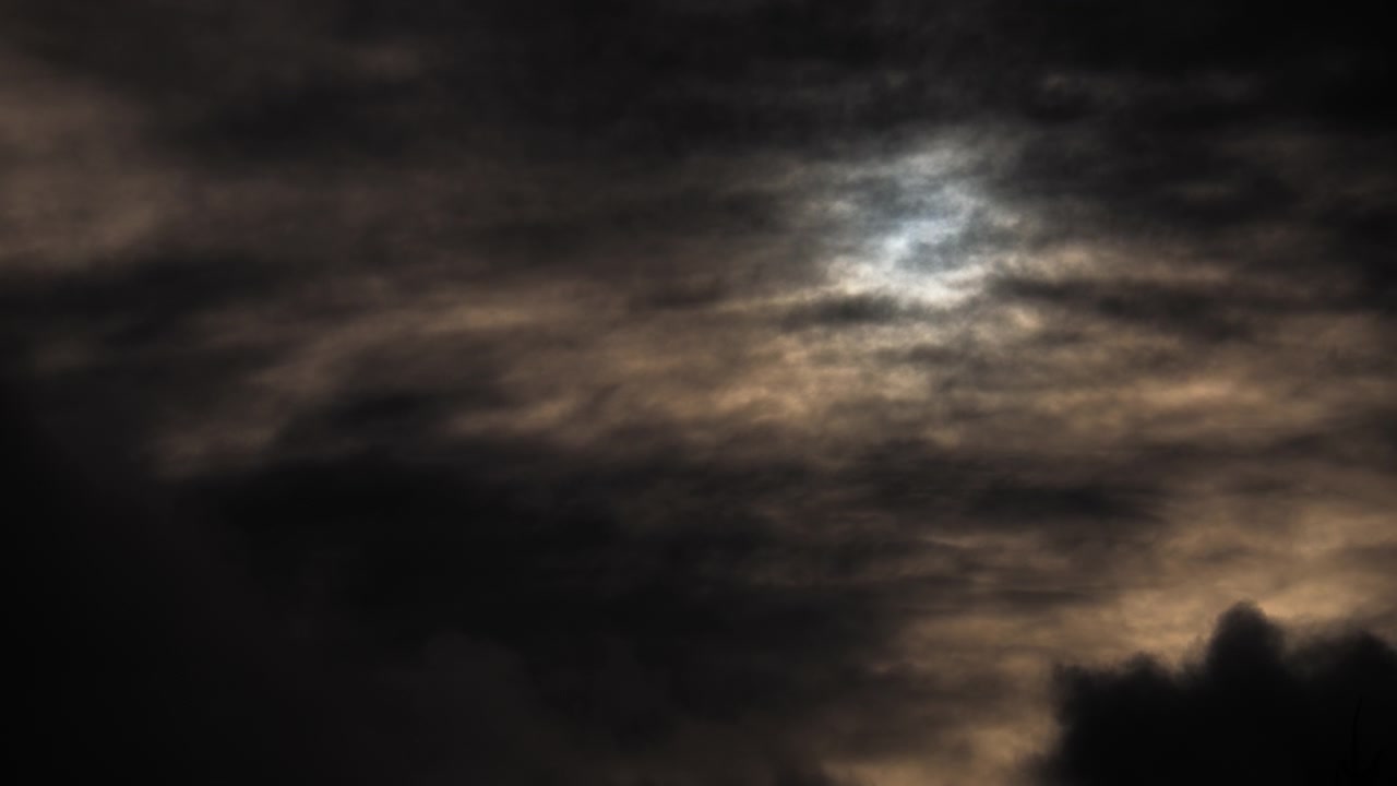 Nuvole grigie tempestose che si muovono nel cielo mattutino