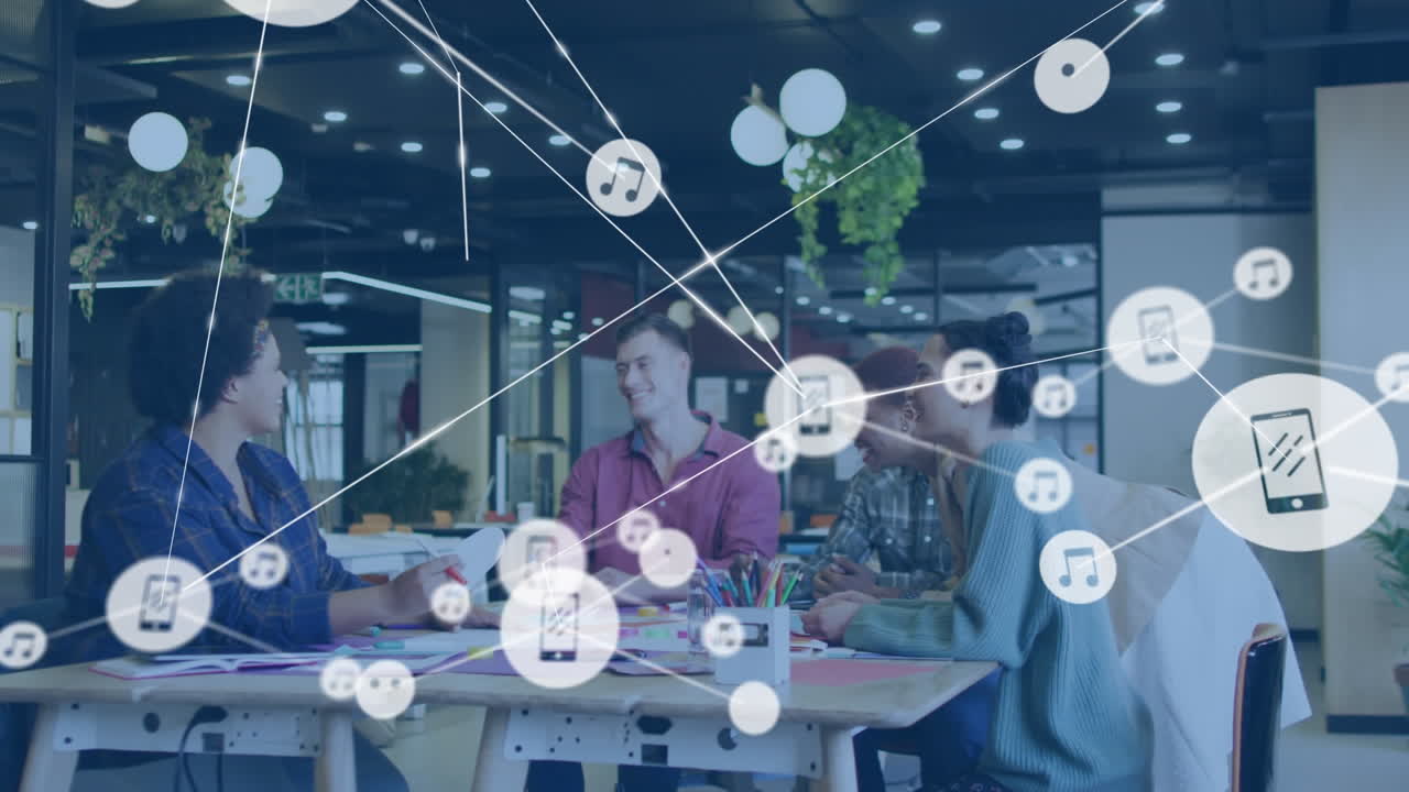 animación de una red de iconos digitales sobre un equipo diverso de colegas sonriendo juntos en la oficina.