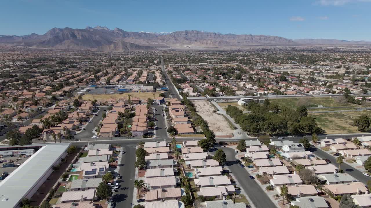 vista aérea de casas adosadas en los suburbios de las vegas con carreteras vacías