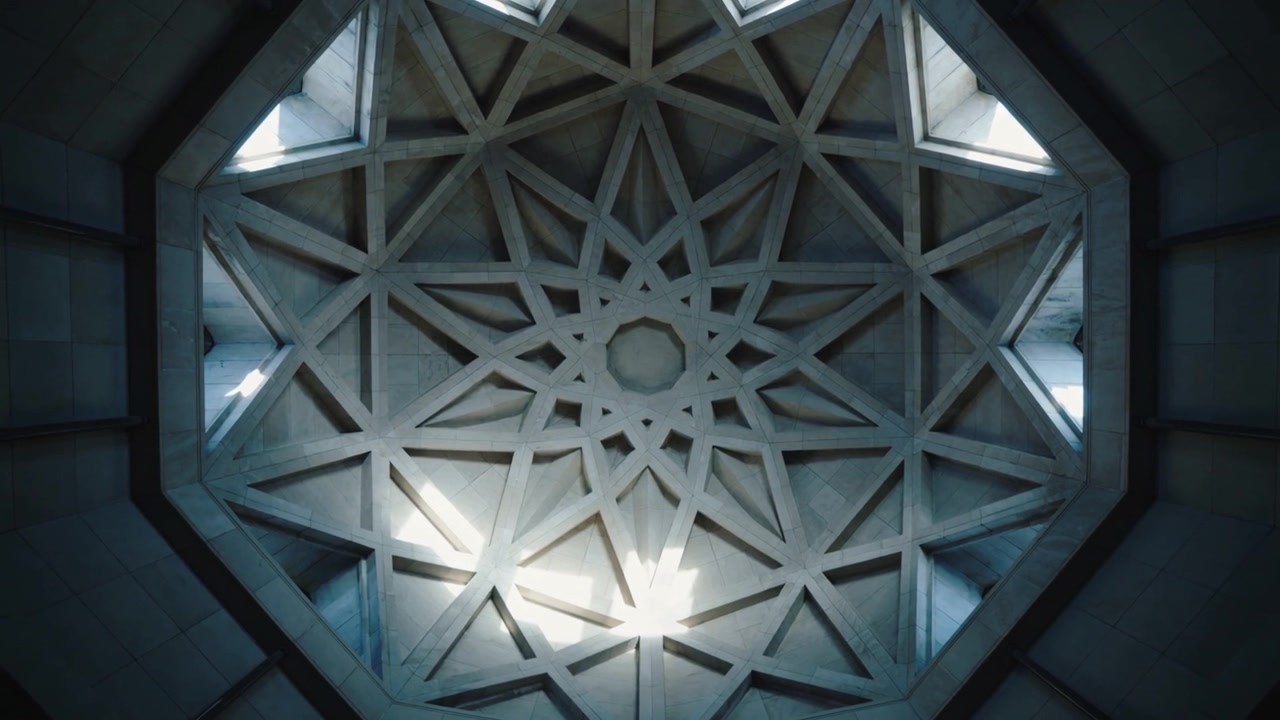 Raggio di sole che si sposta e attraversa una cupola ottagonale in una sala tramite lucernari mentre il sole si muove, alterando le ombre delle nervature.