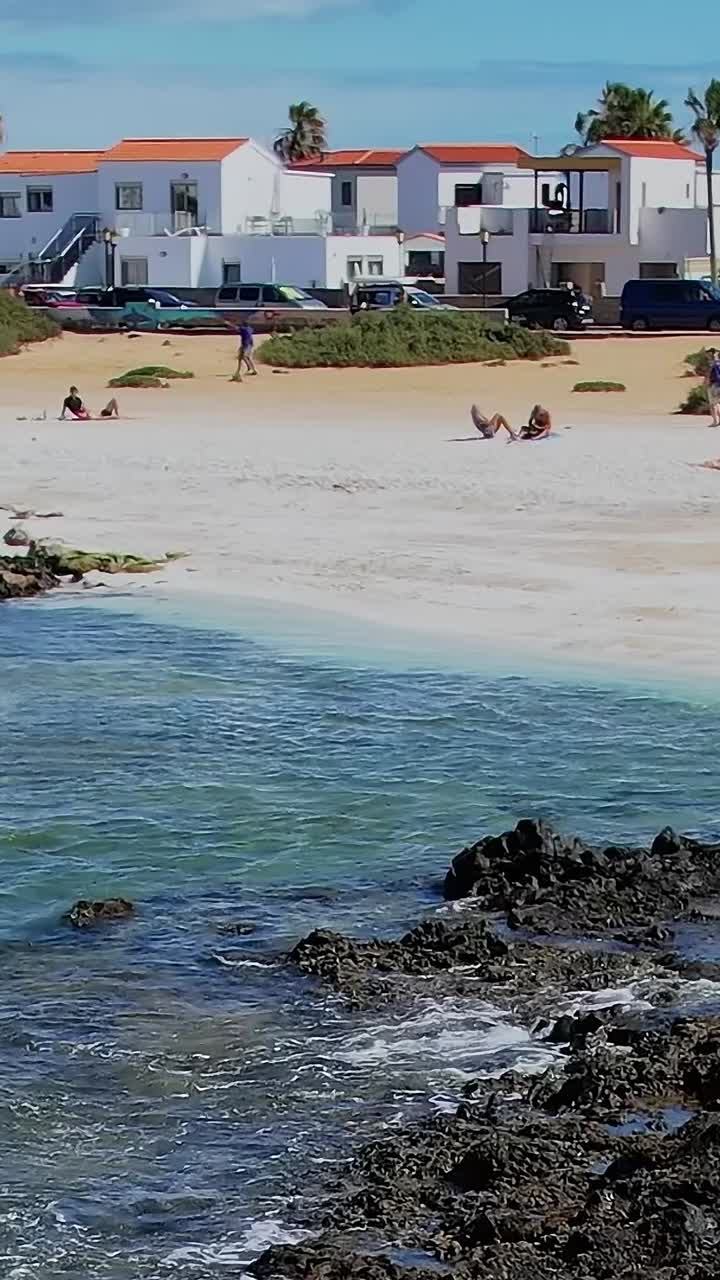 Explorando la playa en las Islas Canarias durante un día soleado