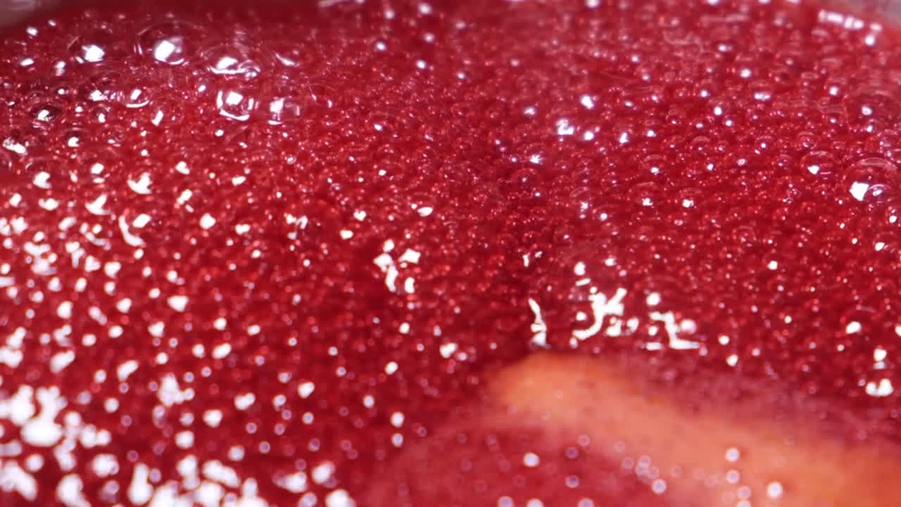 은 거품이 고, 은 액체에서 거품이 상승합니다.