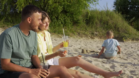 picnic familiar en la playa