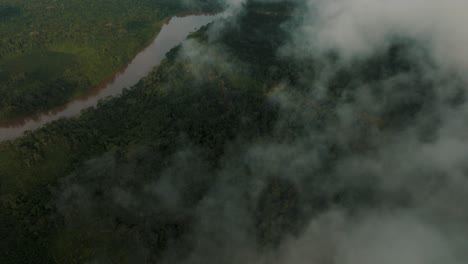 Lebhafte-Wolken-über-Tropischen-Regenwaldbäumen-Und-Flüssen-Im-Amazonasgebiet-Von-Ecuador