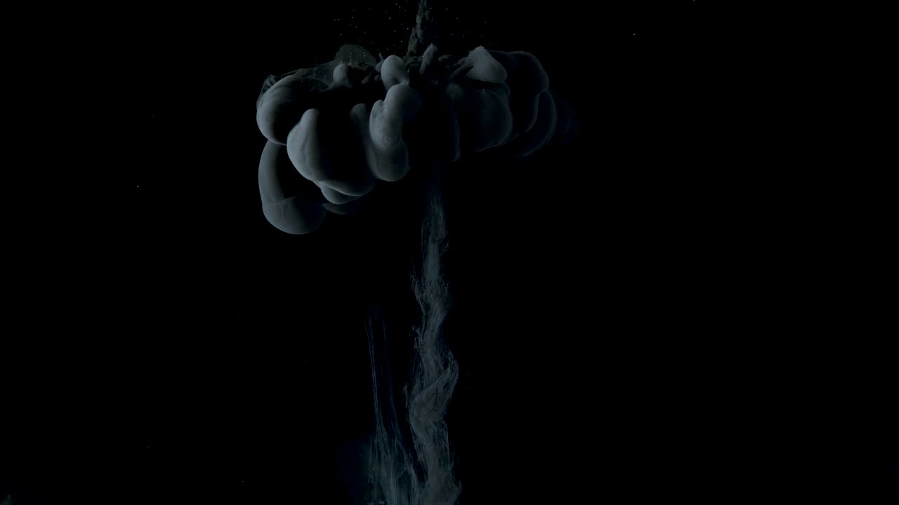 검은 잉크 페인트 연기가 천천히 공에서 흐른다