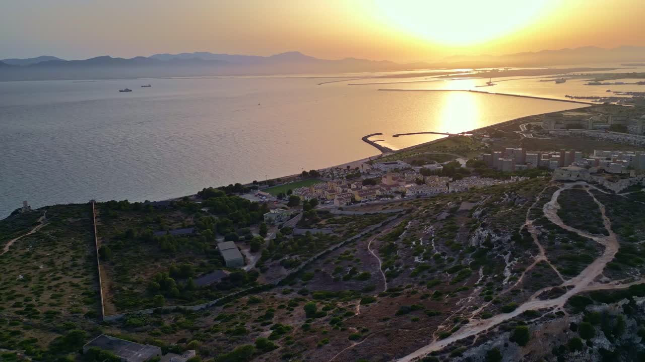 vista de la orilla del mar desde algún lugar cerca de la plaza franco oliverio, cagliari, cerdeña, italia
