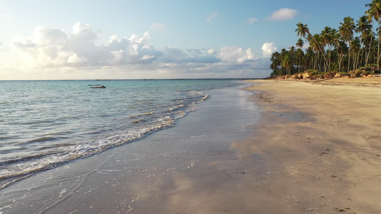 video de las olas en la playa de ipioca en alagoas, brasil