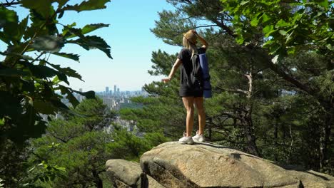 Wandermädchen-Breitet-Die-Arme-Vor-Freude-Aus,-Fühlt-Sich-Glücklich,-Draußen-An-Der-Frischen-Luft-Zu-Sein,-Seoul-In-Der-Ferne