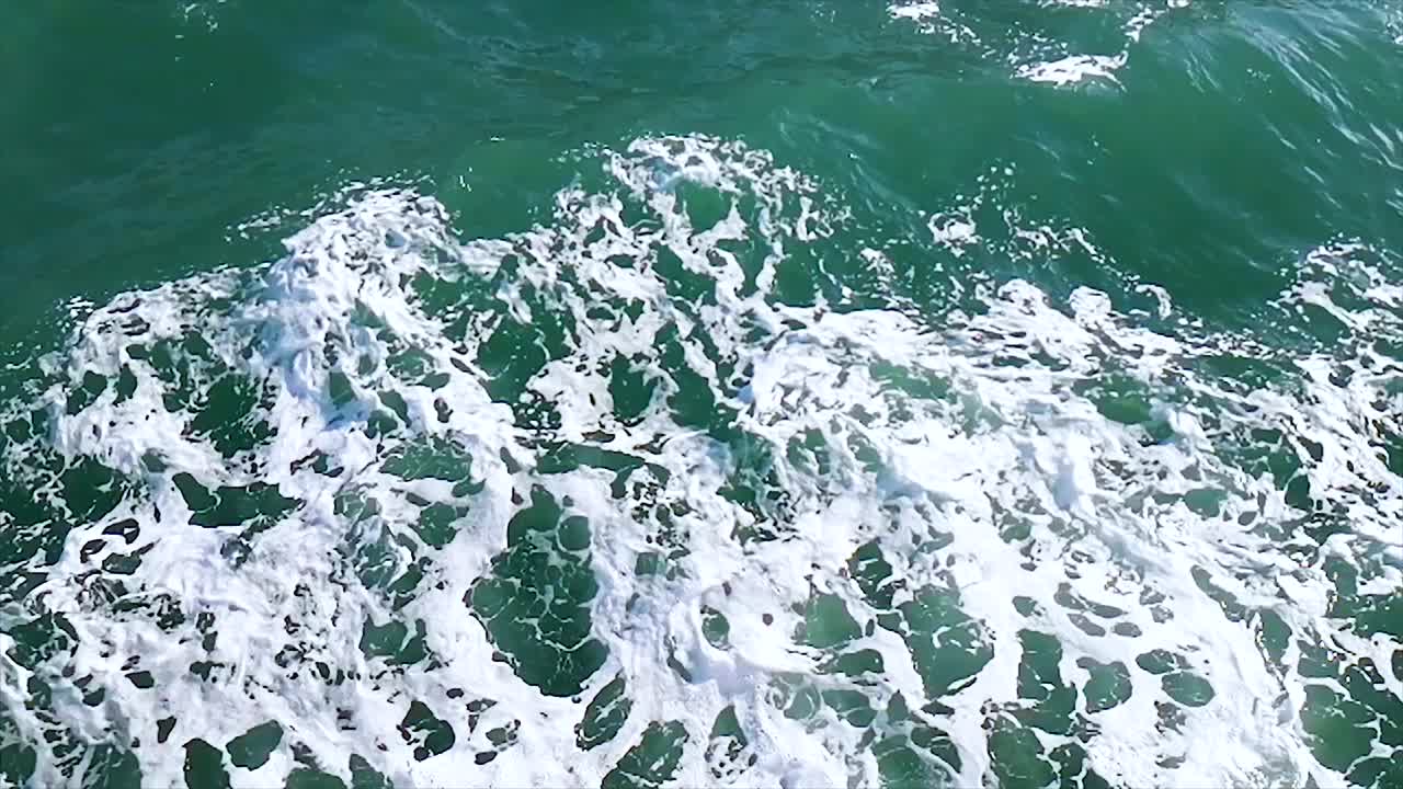 배로 인한 바다의 파도