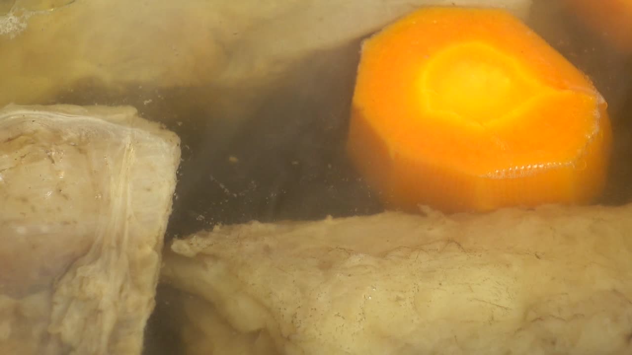 Oksekød med løg og gulerødder kogt i bouillon.