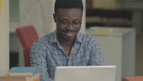 Schwarzer-Student,-Der-Auf-Einem-Laptop-Tippt-1