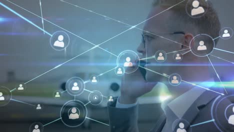 animación del procesamiento de datos con iconos sobre un hombre de negocios caucásico hablando en un teléfono inteligente