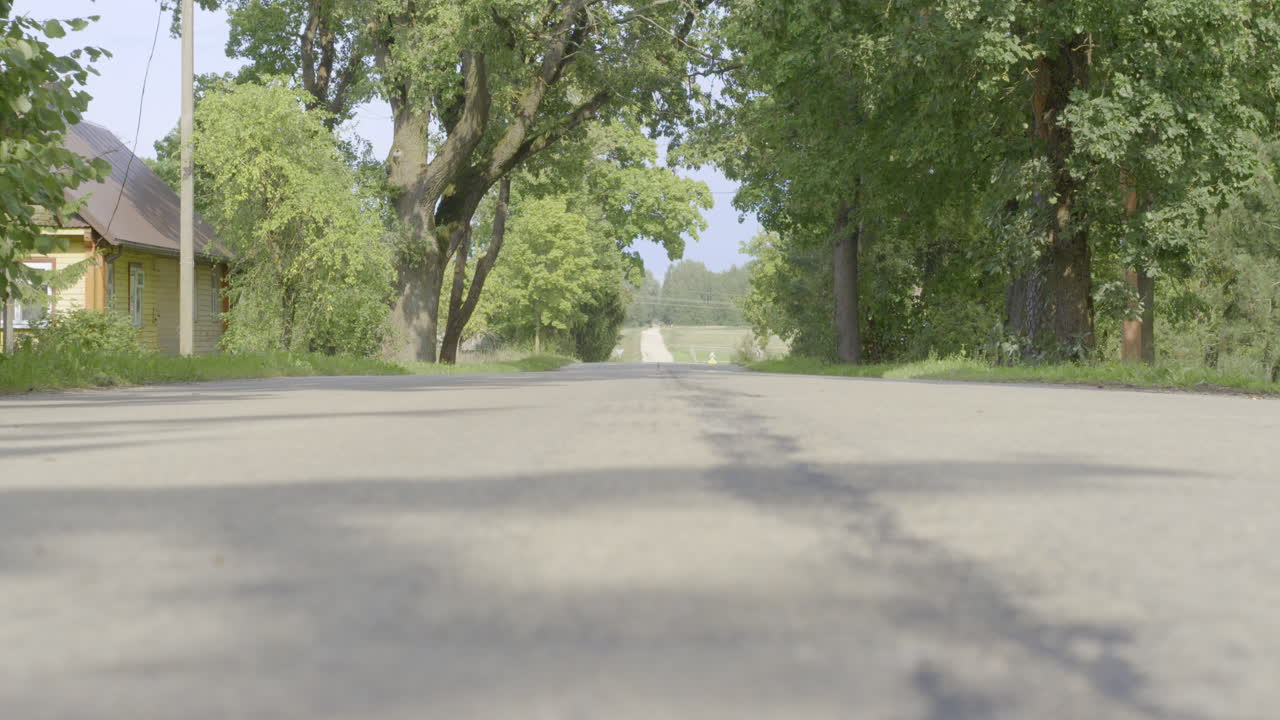 빈 시골길에 있는 초점 랙