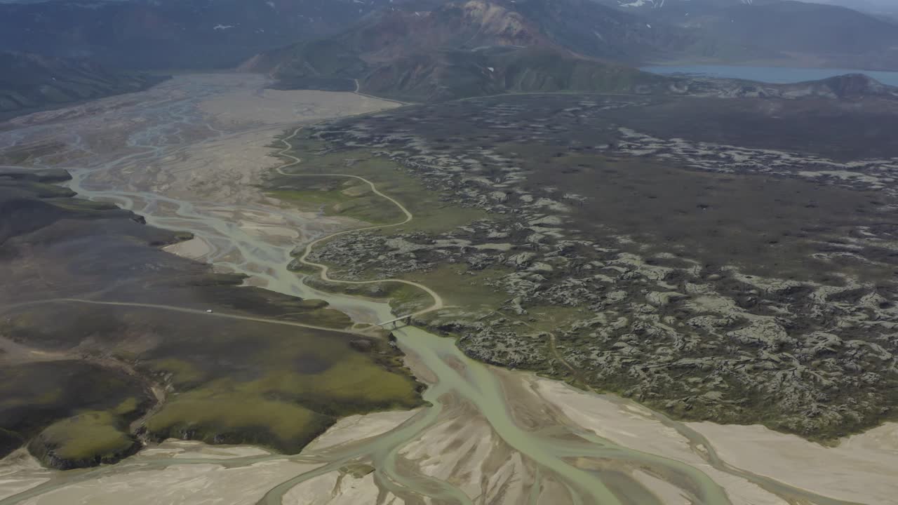 delta del río en landmannalaugar, reserva natural de fjallabak en las tierras altas de islandia