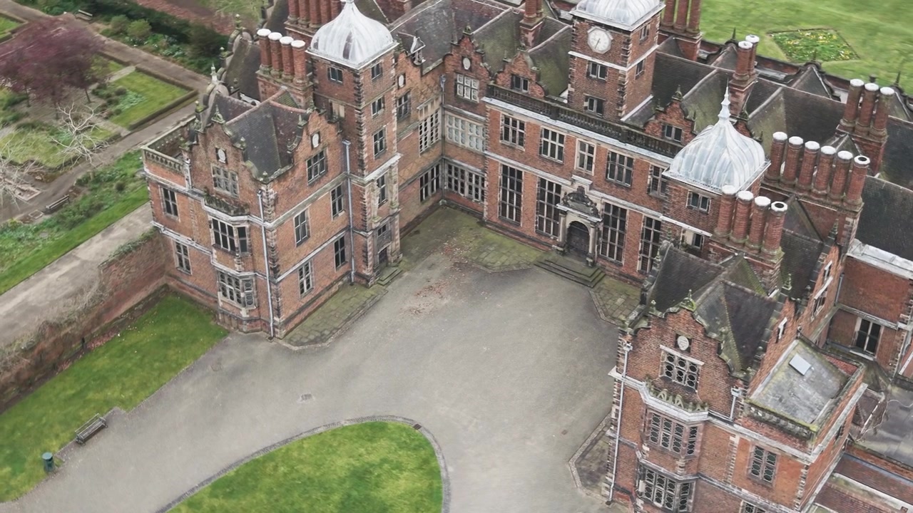 Luftfoto af Aston Hall i Birmingham, Storbritannien, med dens røde murstensfacade og gårdhave.