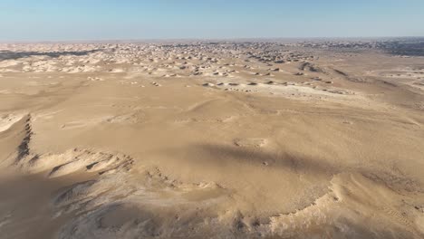 extenso paisaje desértico con formaciones inusuales como marte marte en la tierra