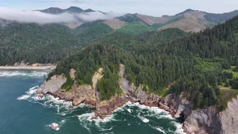 órbita aérea de las montañas que se encuentran con el mar en la costa pintoresca