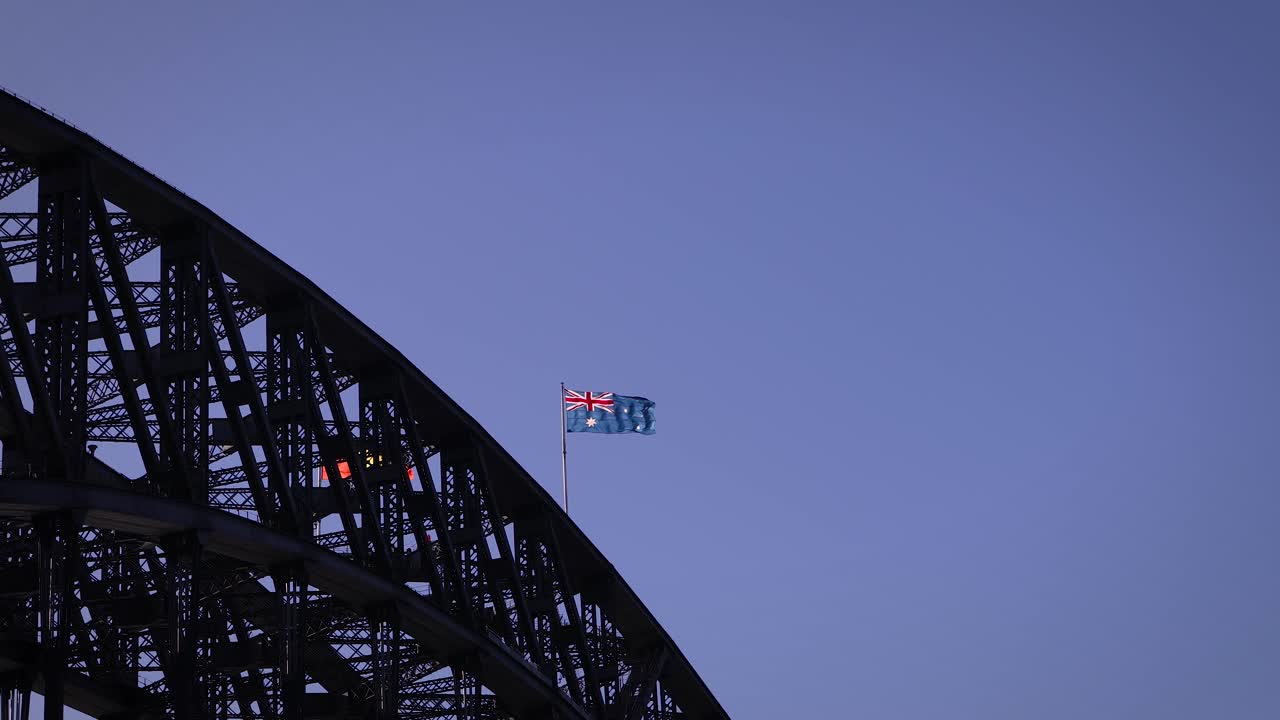 австралийский флаг развевается на мосту сиднейской гавани