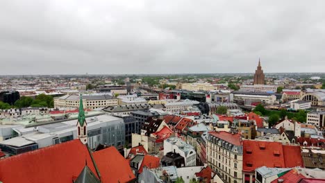 Majestuosos-Tejados-Del-Casco-Antiguo-De-Riga-Se-Forman-Arriba,-Vista-Panorámica-Derecha-En-Un-Día-Nublado