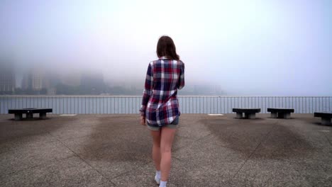 Mujer-Mirando-El-Mar-De-Niebla.-Mujer-Mirando-La-Ciudad-De-Niebla.-Mujer-En-Camisa-Casual