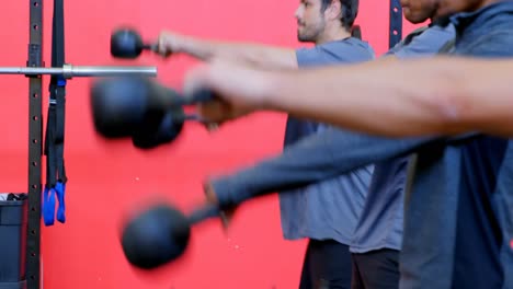 atletas haciendo ejercicio con kettlebell 4k