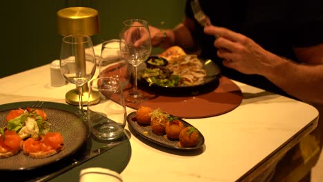 cortar la comida en un restaurante de lujo en casablanca, marruecos