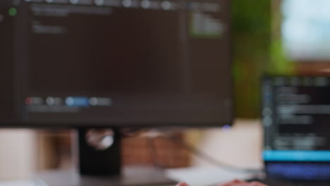 desarrollador de software profesional escribe código en una computadora portátil en un espacio de trabajo elegante