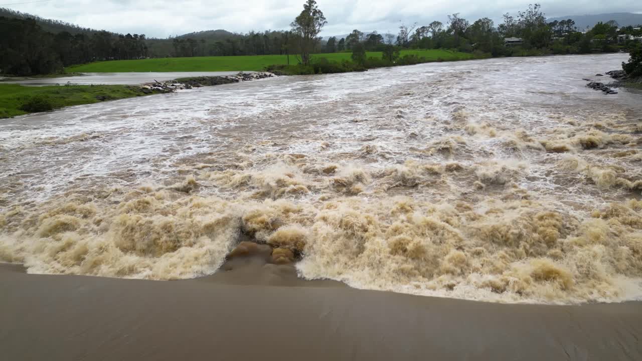 쿠메라, 골드코스트, 2024년 1월 2일 - 2024년 1월에 일어난 폭풍으로 인한 홍수 물에 싸인 쿠메라 강 (coomera river) 의 전방위 저공경.