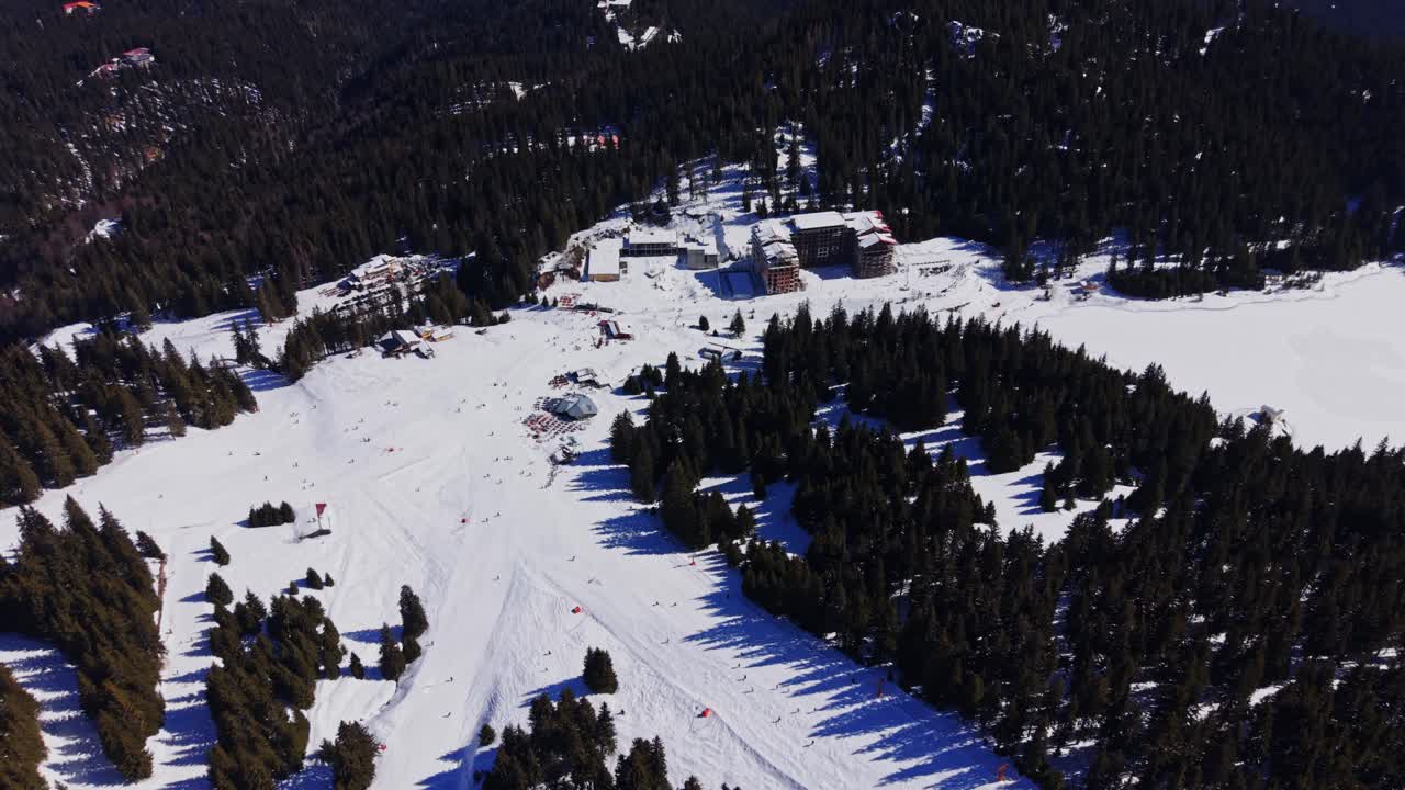 Lumiset reitit Bulgarian Karpaateilla talvella.