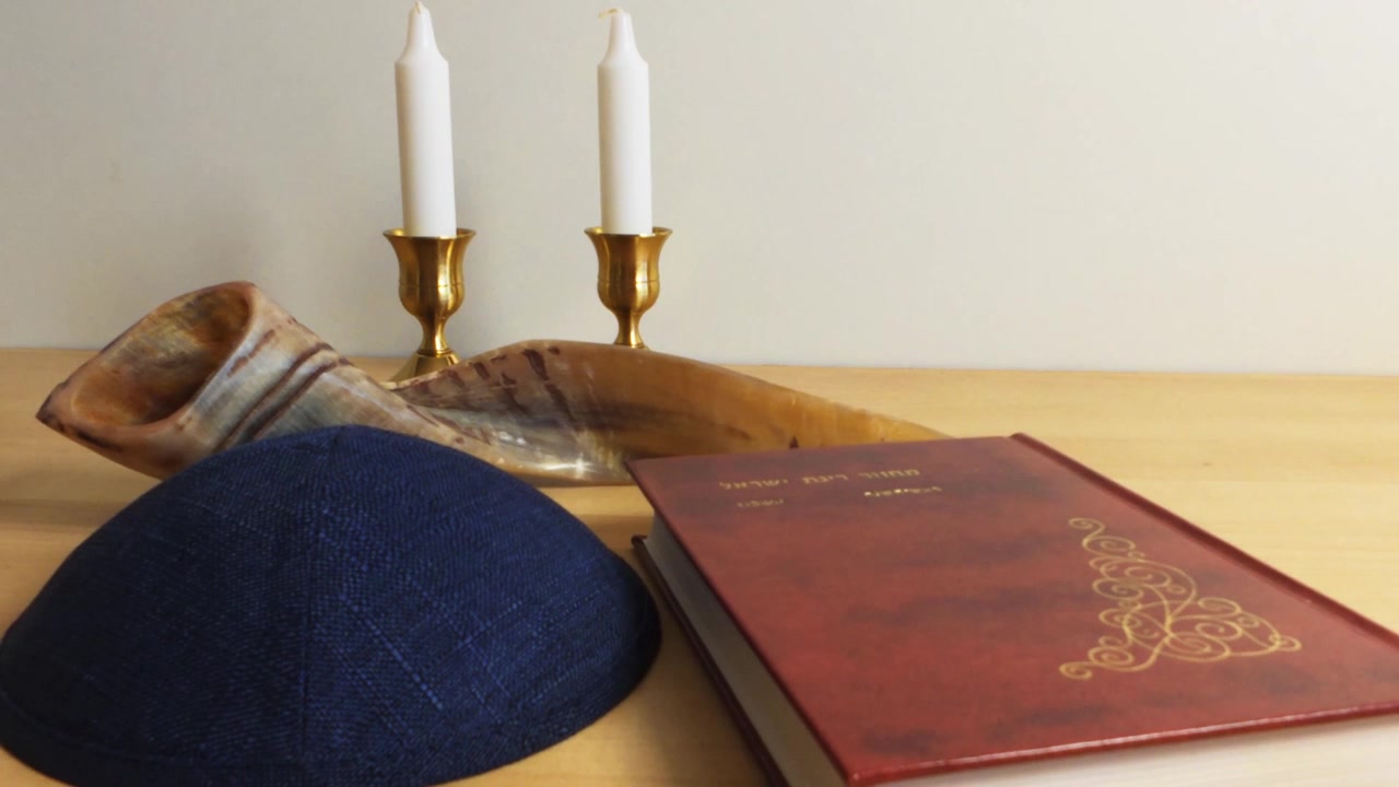 Oggetti ebraici di Rosh Hashanah con shofar e Torah