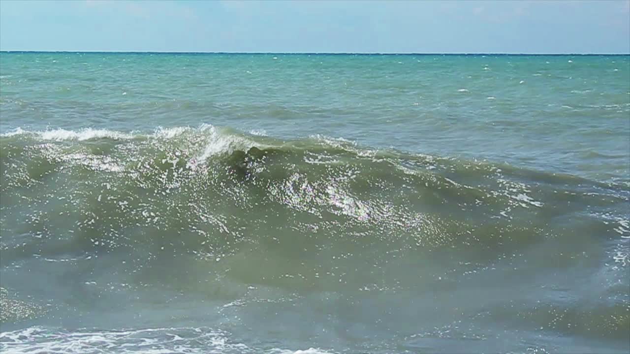 바다의 파도가 해안에 부히고