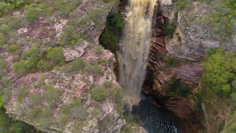 vista aérea de una cascada y un río en medio de una gran vegetación, chapada diamantina, bahía, brasil