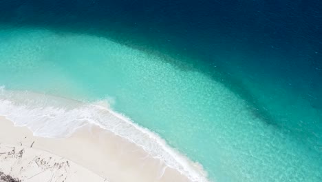 Vogelperspektive-über-Einem-Perfekten-Weißen-Sandstrand,-Kristallklarem-Türkisfarbenem-Wasser-Und-Tiefblauem-Ozean-Auf-Einem-Atemberaubenden,-Idyllischen,-Abgelegenen-Tropischen-Inselparadies