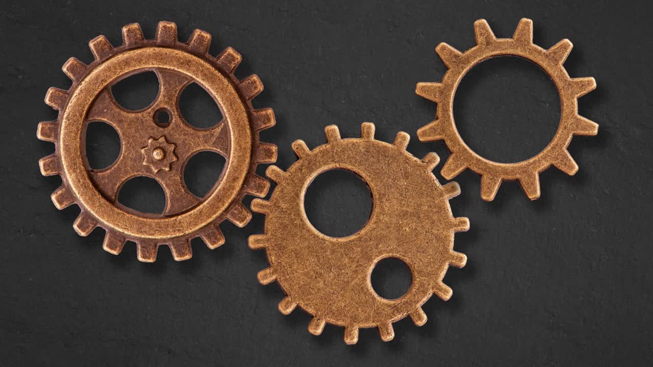 viejas ruedas de engranajes trabajando en armonía y cooperación